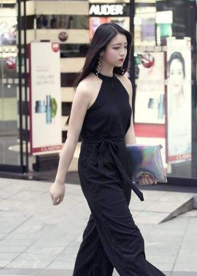 「吊带」街拍:小姐姐身穿吊带长裙,秀出修长身材,时尚清新又靓丽