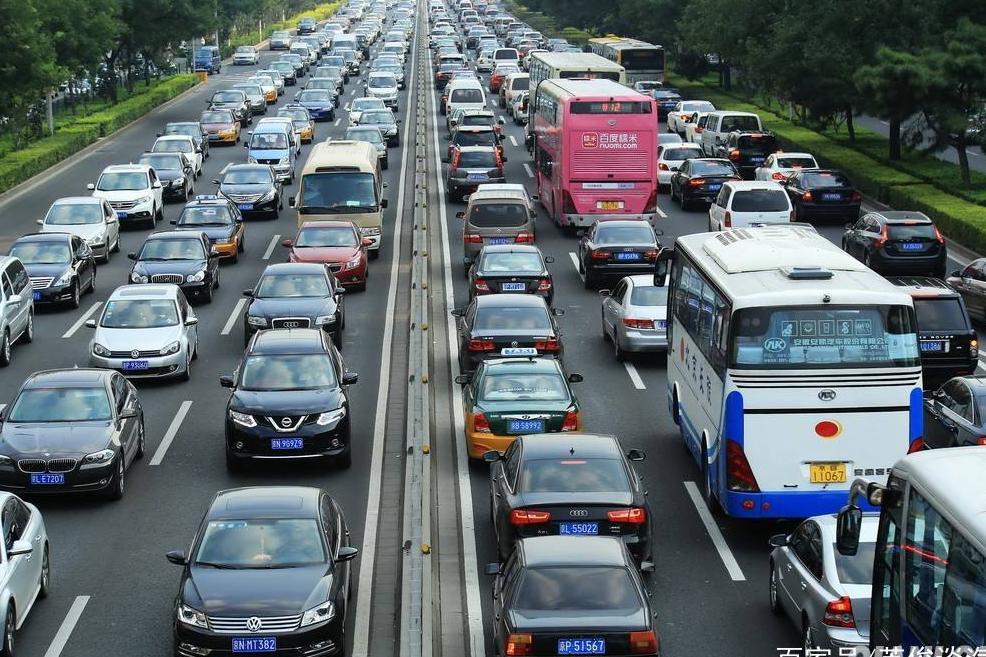 高速上这个行为令人恼火，国家终于要出手整治，网友：早这样多好