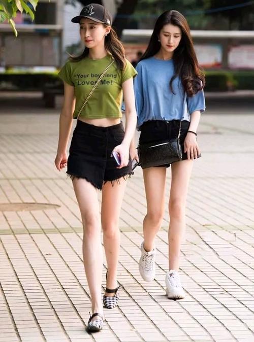 素人街拍: 短裤进行时, 最后一位有点尴尬