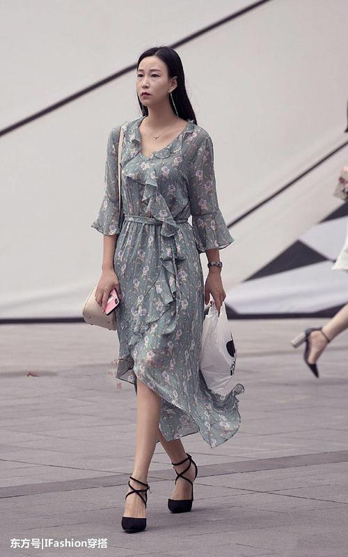 街拍：美女搭配一件绑带连衣裙，背影实在是太性感