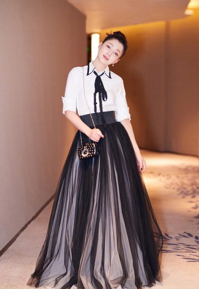 39岁殷桃果然不服老, 穿短裙秀身材, 这双腿让18岁少女都看“懵”