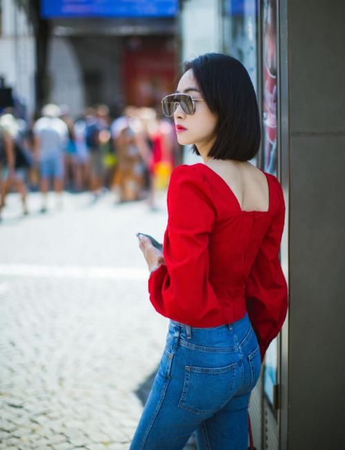 宋茜太拼了！这么低胸的衣服也敢穿出门，网友直呼“太性感”！