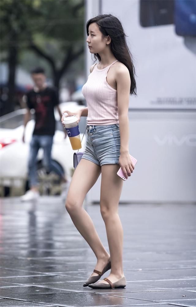 街拍：穿短裤的姑娘，不仅身材好，穿搭也时尚
