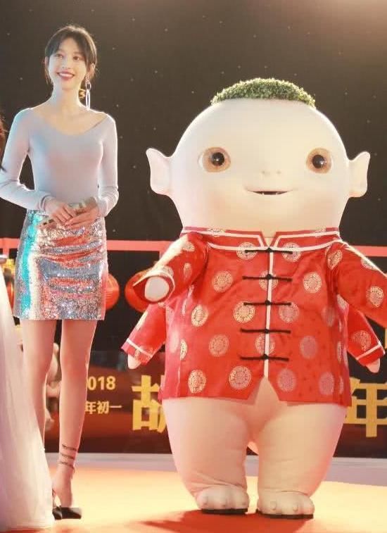 唐艺昕鞋子好看到网友急求链接,而黄灿灿重新解锁了绑鞋带方式!