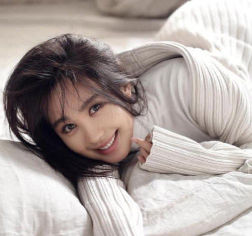 李菲儿透视装走秀惊艳全场，大胆着装只遮“重点”，网友：一眼便