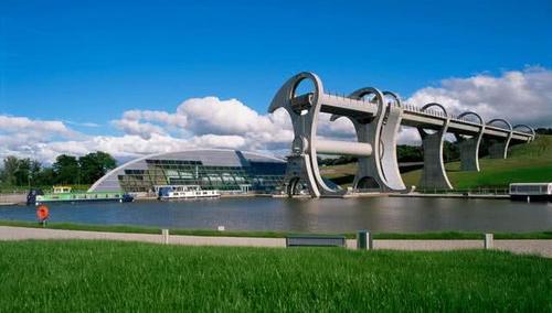 世界上有七座奇特的大桥，给人强烈的视觉冲击，还便捷了出行