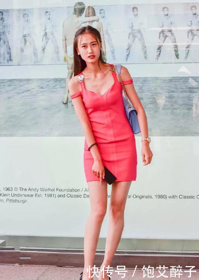 身上穿着一|脚上踩着一双尖头的高跟鞋,在脚踝带有绑带的设计走路都充满魅力