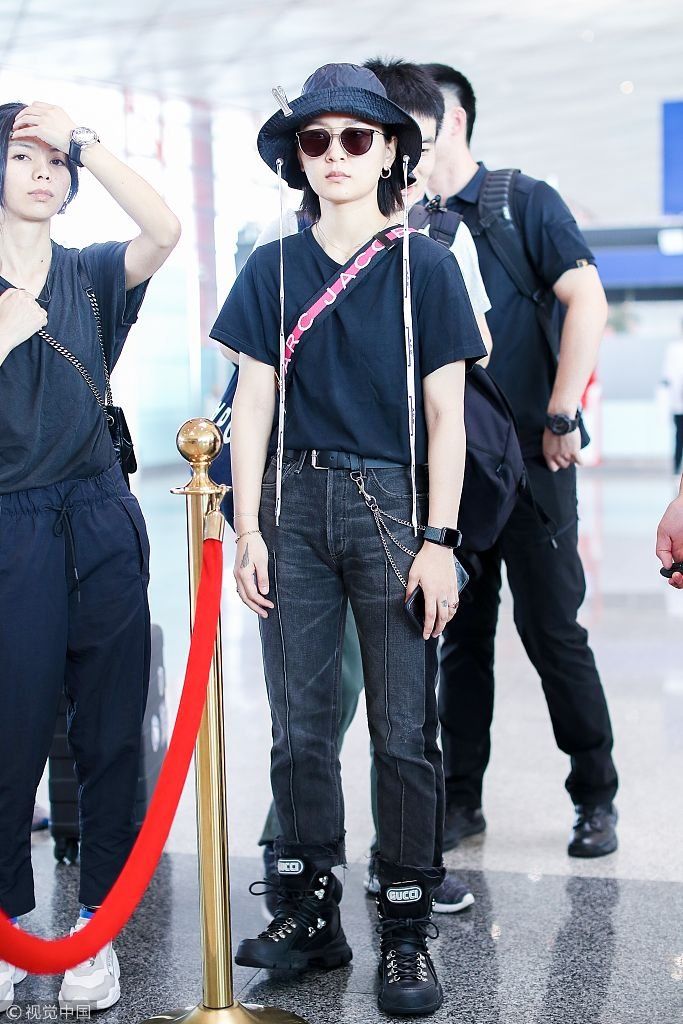 周笔畅全黑look遮不住平胸“小短腿”  戴吊带帽扮酷吐舌卖萌秒破