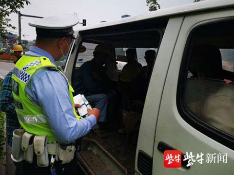  核载|核载4人实载15人，封闭小货车“变身”客车