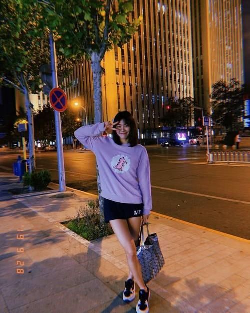 比例:身高一米八的高个美女,拥有不加任何特效的大长腿,身材比例完美