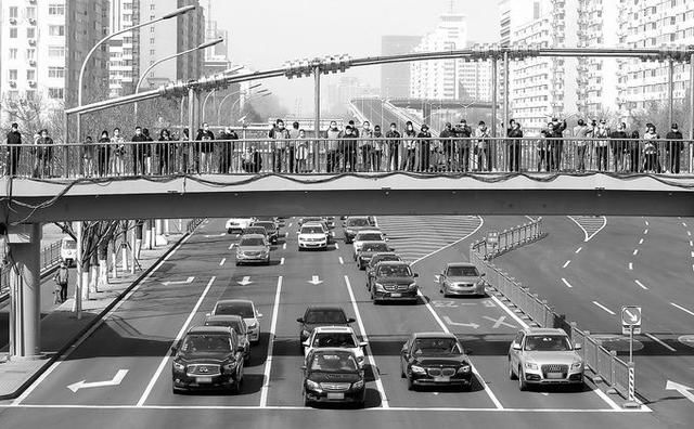  『内心』长安街东单路口，不少司机下车肃立，鸣笛表达内心哀痛