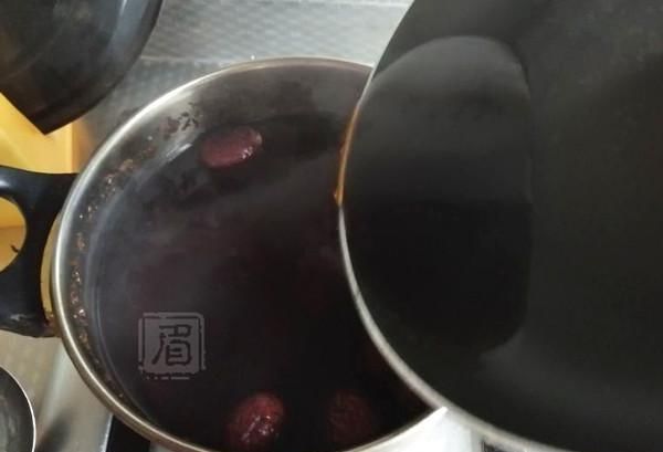  『奶茶』这是《穷人的阿胶》。妈妈每天必须喝一杯。它能养气养血。她50岁还不老