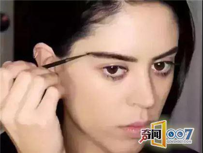 女子为进男厕所，化妆成大叔进入，结果令人意外！