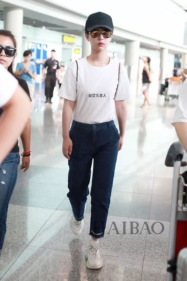 李小璐高调复出靠母女装扮嫩?刘雯一裤两穿太会搭…【海报街拍】