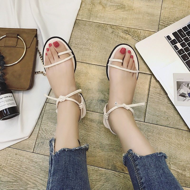 姐们儿，老土的凉鞋千万别穿了，今年流行这几款，便宜又洋气