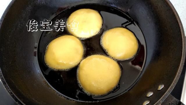 「香甜」一款不用烤箱也不用揉膜的老式豆沙面包,香甜松软,简单易学