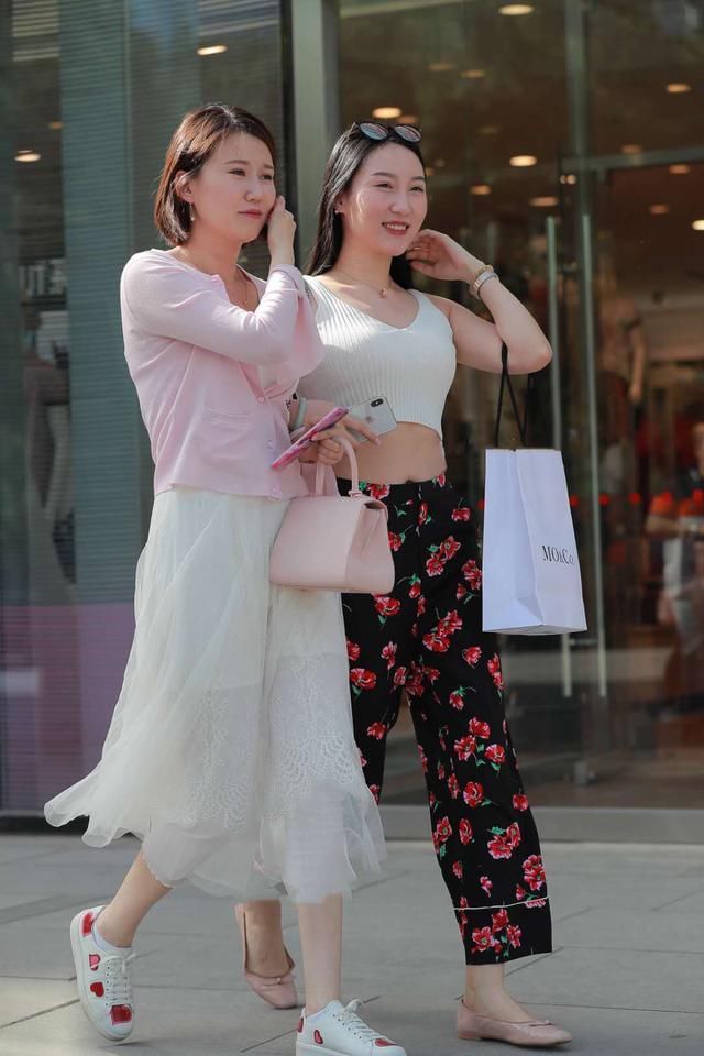 路人街拍：粉色连衣裙美女玩自拍，清纯靓丽好气质