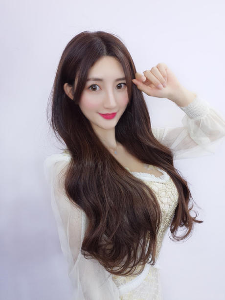 俏丽精致的萌系美女，不同穿搭美的千娇百媚，清澈眼神纯美动人