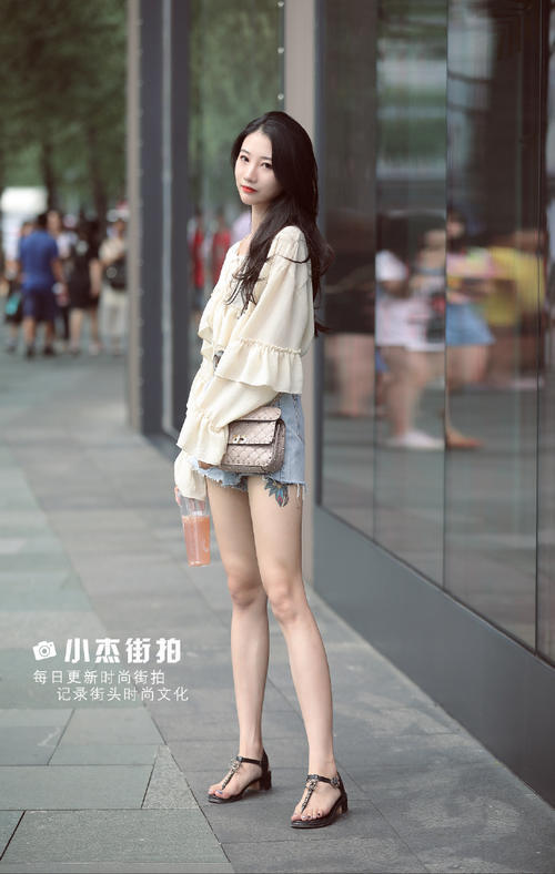 街拍，身材微胖的小姐姐穿热裤很有女人味，爱笑的女孩运气都不差