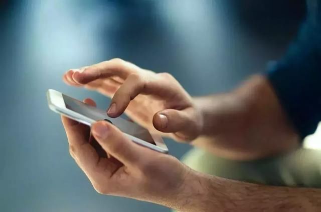 哈尔滨一男子吃饭时倒地身亡!只因看了条朋友圈……这些千万别信!