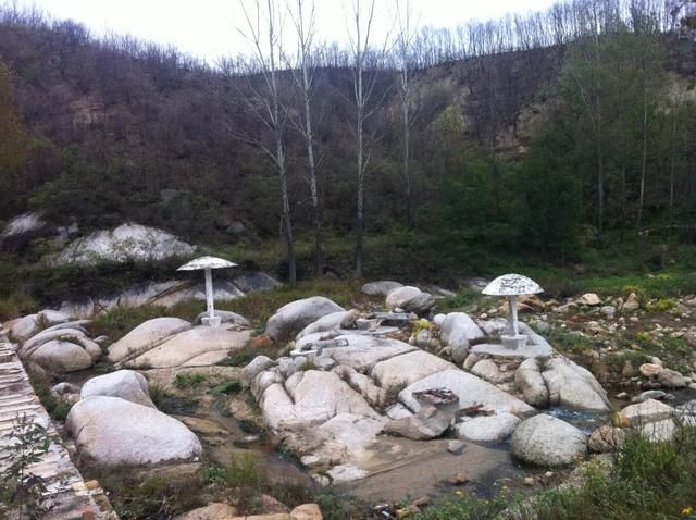 河南有一风景如画的河谷景区，红石遍布瀑潭相连，吃住便宜无门票