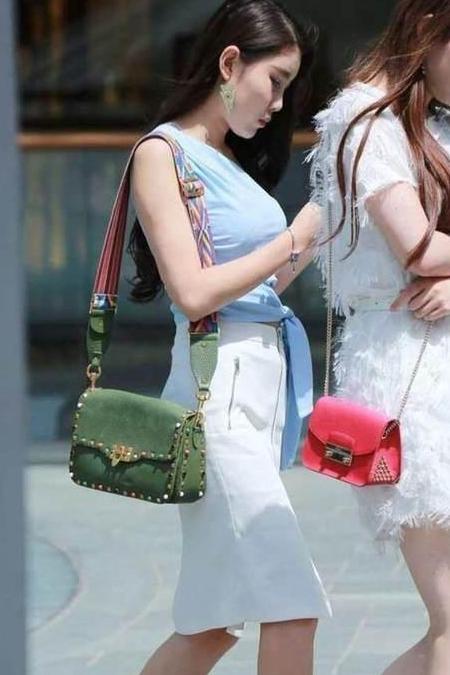 街拍：夏季小尾巴，美女们最后的疯狂，美丽身材看的人眼花缭乱！