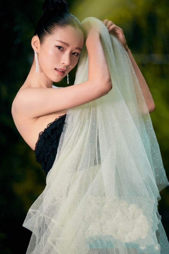 江一燕为了美豁出去了，薄纱开叉裙性感撩人，确实好看