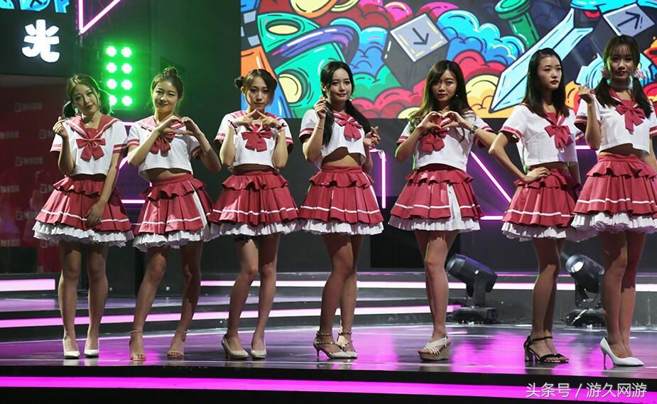 40度高温天气还去逛CJ展会的 除了游戏周边之外还有一排排美女