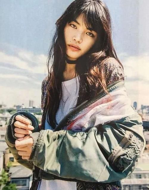  搭配组合：早春还在穿大衣？飞行夹克新潮有型，40岁的女性也能穿