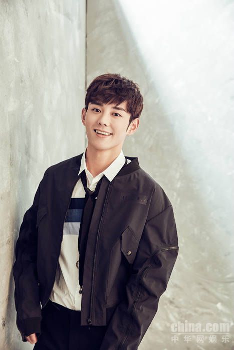 蓝博黑色夹克写真曝光 青春帅气时尚感MAX