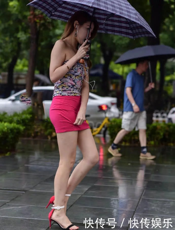 街拍:微胖女人穿紧身短裙画面太美,打伞也挡不住丰韵好身材