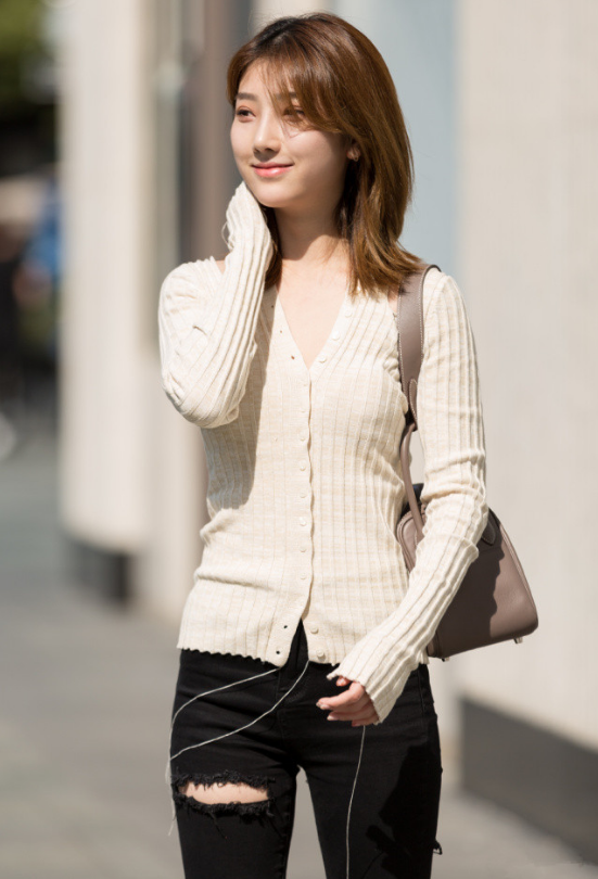 街拍：图1优雅，图2迷人，图3清新脱俗的姐妹花让人沉醉！