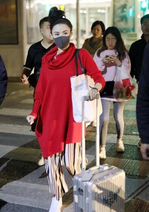  开全：张伯芝总算高姿态，穿拖地板阔脚裤气质开全，不但高颜值气质更加强劲