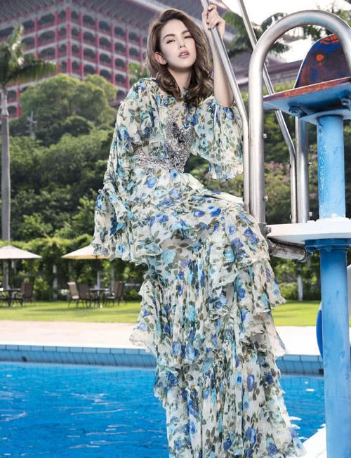 昆凌穿罕见低胸装秀身材，裙子开叉像裤子，绝对没喝周董的奶茶！