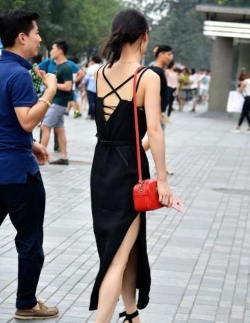 美女|美女搭配一字肩,黑色的紧身牛仔裤,散发迷人的女性魅力
