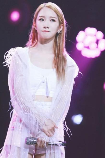 孟美岐真好笑 高价的高跟鞋怕弄脏外套个塑料袋 网友: 真是搞不懂