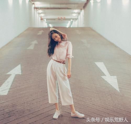 宽松长袖T恤搭配五分裤，倪妮也能凹出街头范，网友：美少女一枚