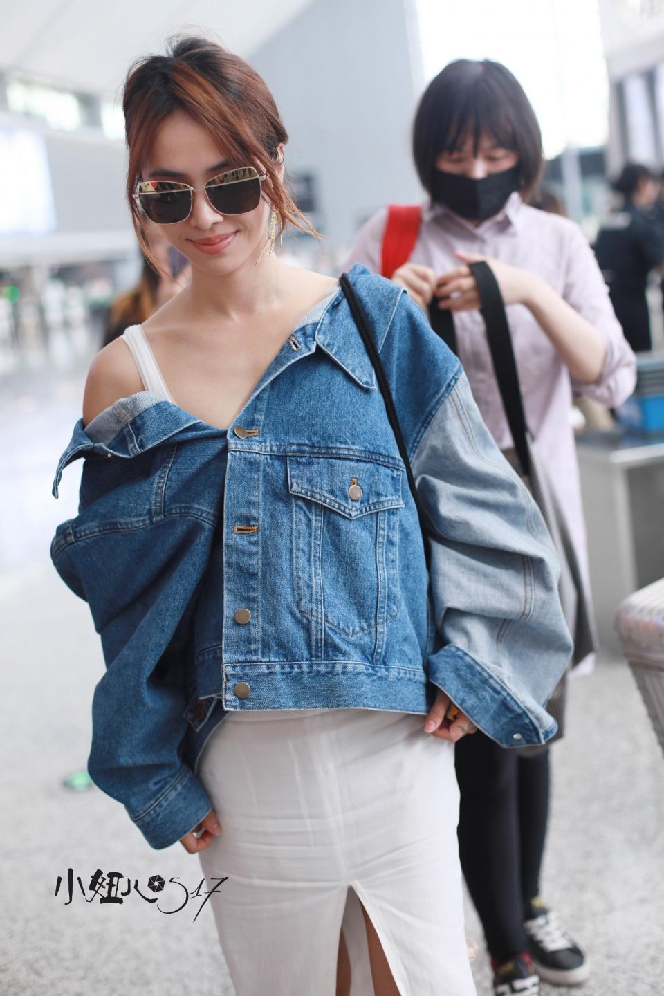 蔡依林里面只穿背心，也敢6颗扣仅系1颗，网友:穿成这样不如不穿