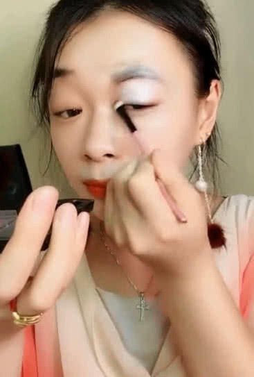 90后美女仿妆马云，最终效果让人提出质疑，这就是本人吧？