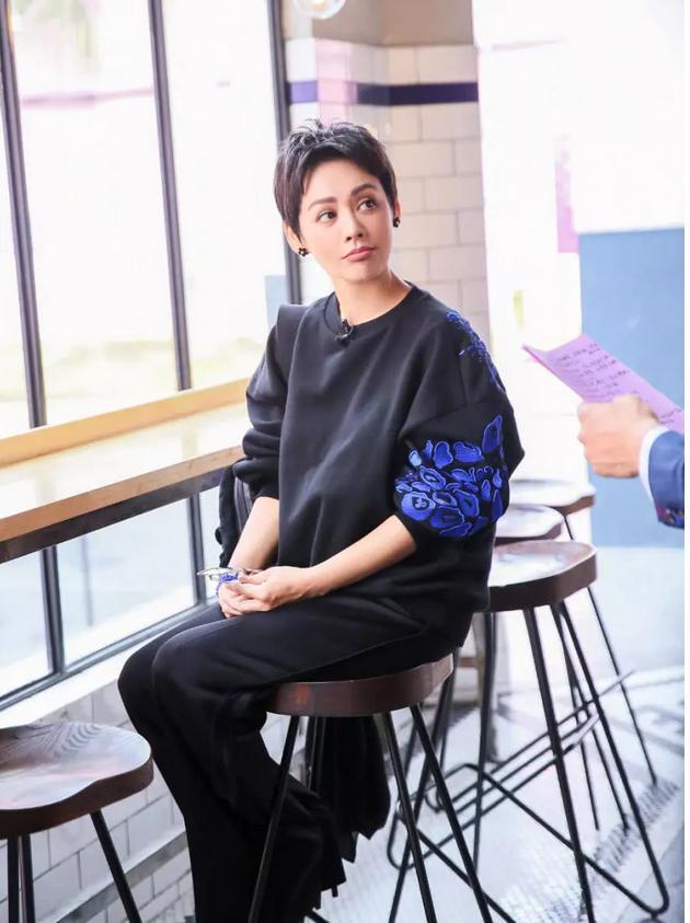 宁静太猛了，这么窄的牛仔裤还往靴里塞，网友：有80斤吗？