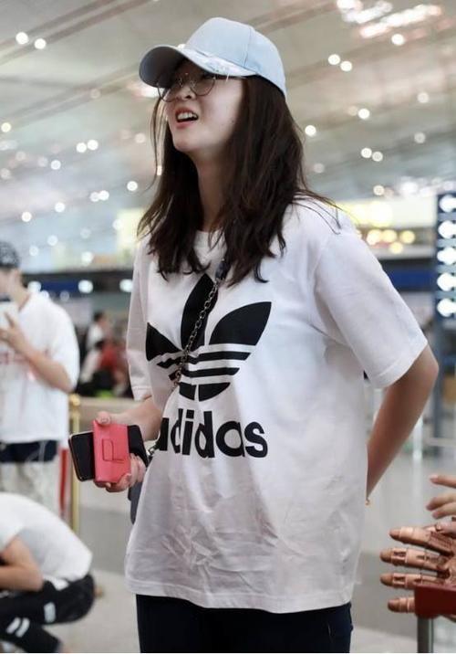 绝对是女神！当惠若琪穿上尖头高跟鞋，美腿显得更加修长了！