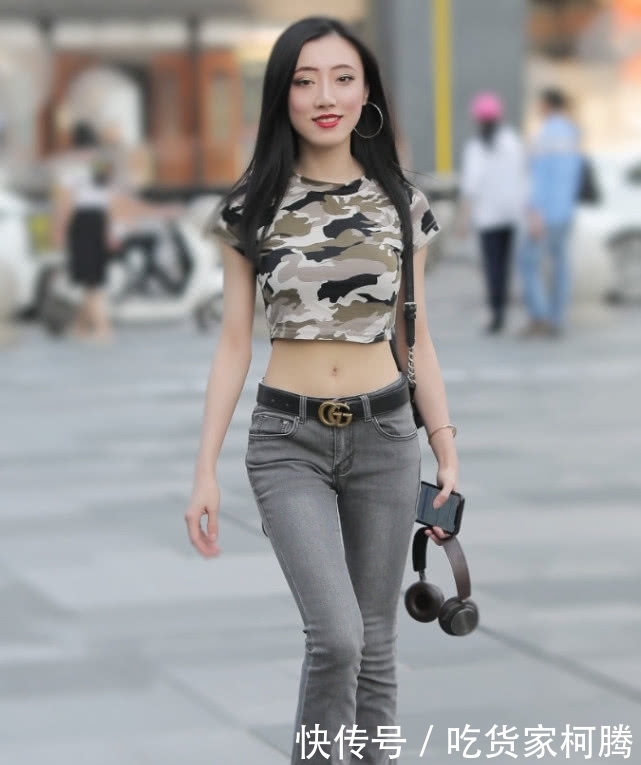  小姐姐：这小姐姐火了，穿双破洞的“袜子”出门，四个脚趾头都露出来了！
