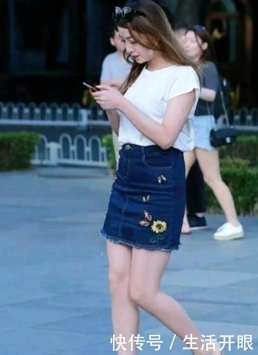 气质:街拍美女:身材曼妙的的小姐姐,紧身牛仔裤穿搭,更有立体感!