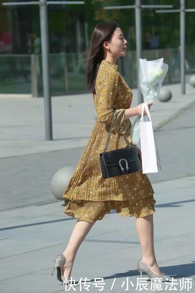  美女：路人街拍，美女穿黑白格纹一字肩上衣，尽显女神范儿