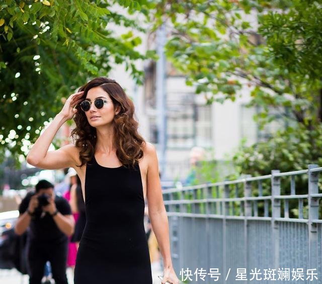 「 身体的曲线」不愧称得上是“贵妇”,李湘可太雷人了!“镀金”长裙肉感十足