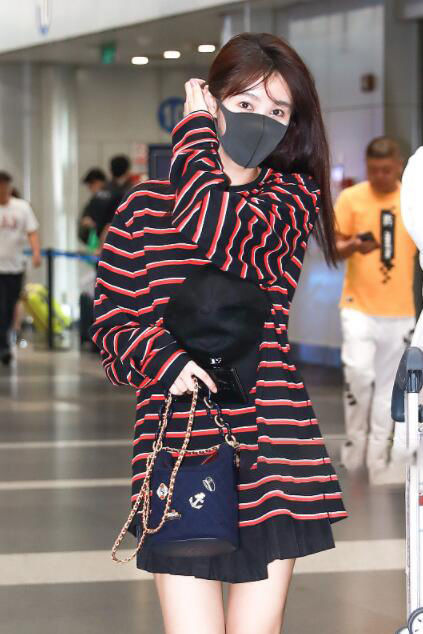 31岁李菲儿条纹长T盖到大腿，没有柯基臀也性感，网友：真会穿