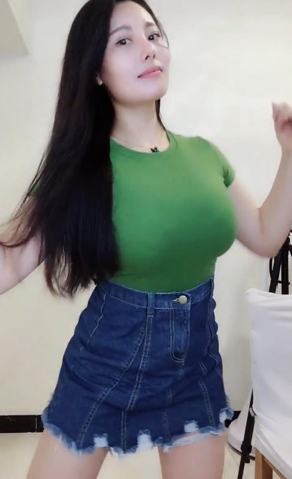 高腰的牛仔裙，凸显小姐姐精致的身材