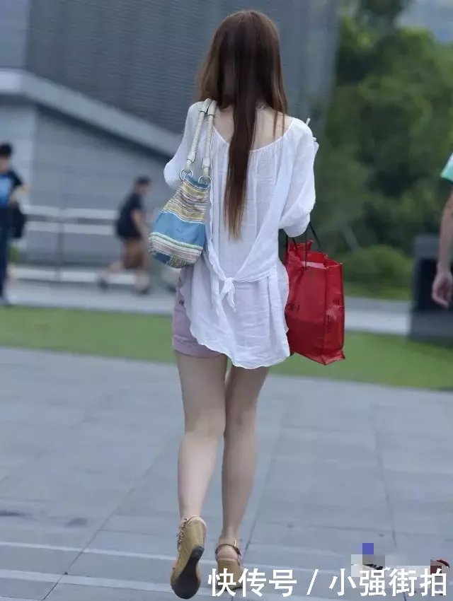 气质小姐姐身穿短裤大秀美腿，火辣的身材吸引了无数的眼球