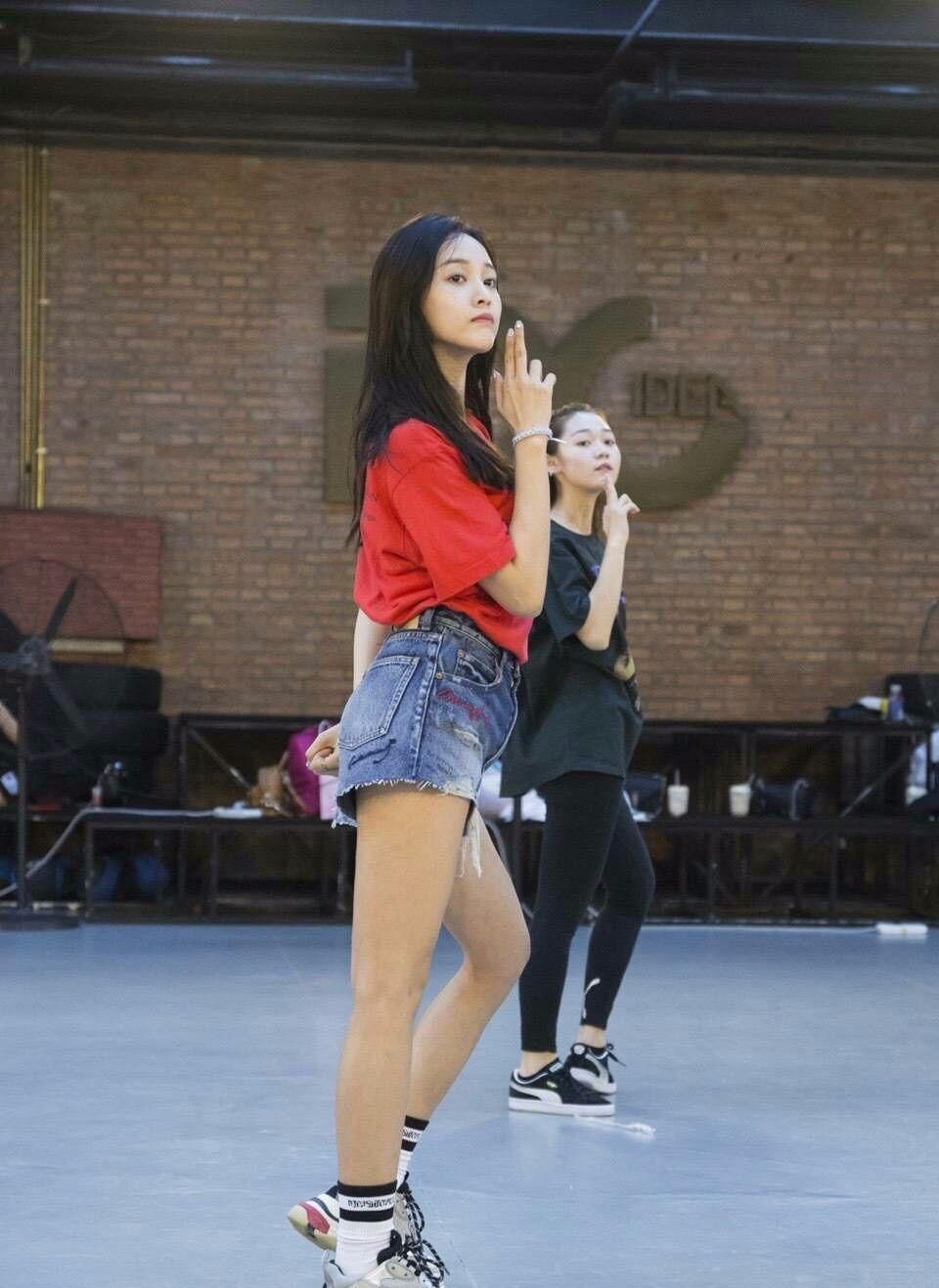 吴宣仪穿衣服一成不变!总是上演下衣失踪，网友:看得我都烦了!