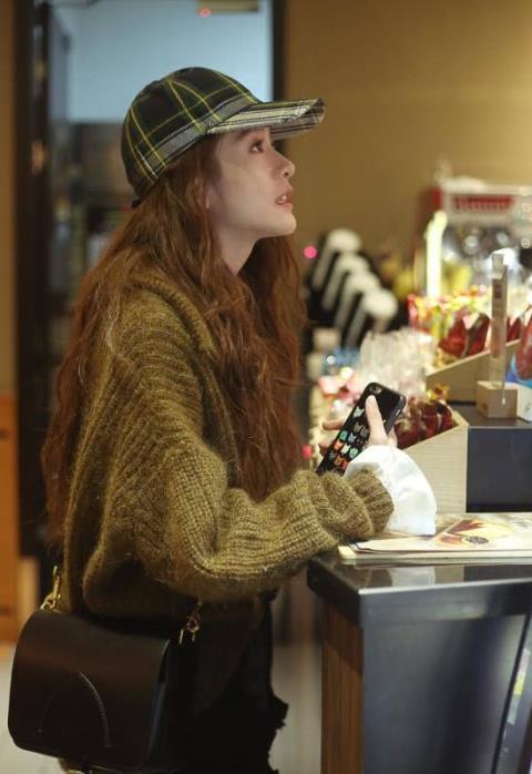 撞衫不可怕谁丑谁尴尬，张雪迎撞衫迪丽热巴，网友：差距太大